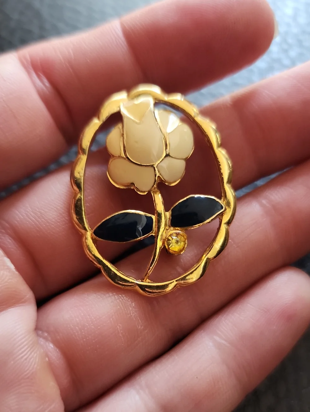 VTG Gold-Tone Cream Flower Oval Brooch with Black Leaves
